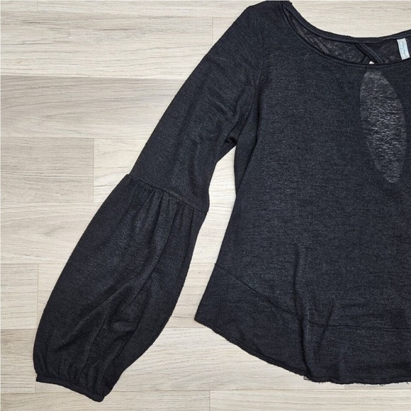 Free people black loose fit layer or layering top w/cutout - Picture 2 of 7
